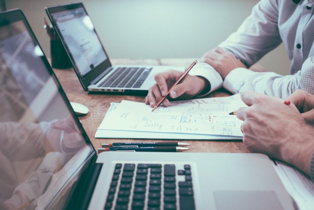 Escritorio con documentos empresariales