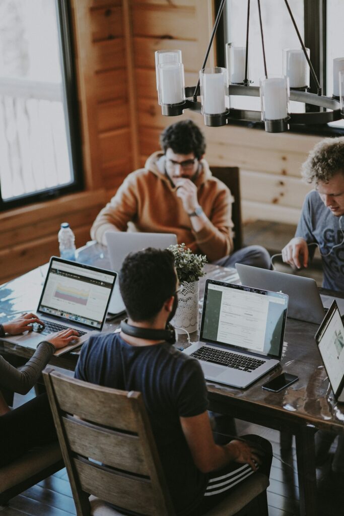 Equipo internacional trabajando en una empresa
