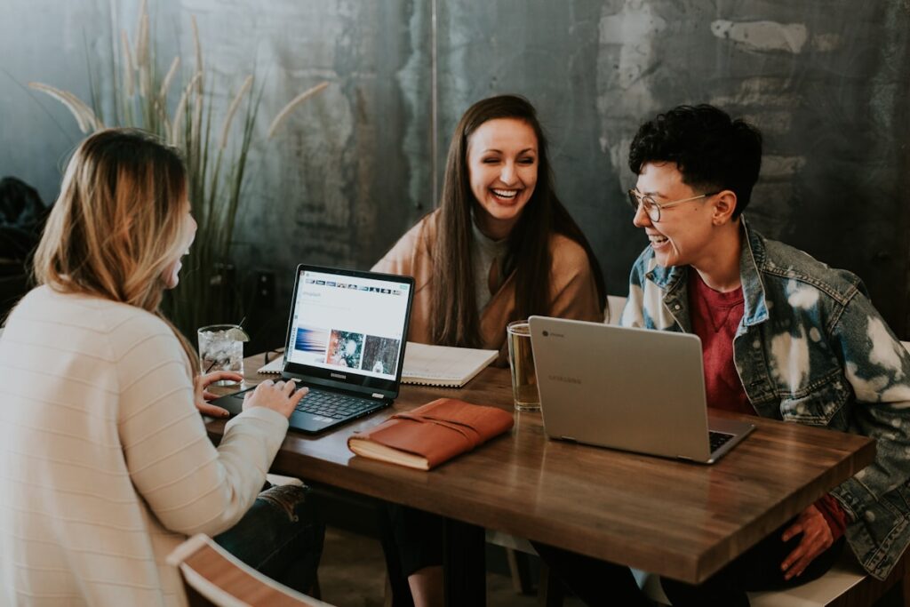 Grupo diverso de emprendedores conversando