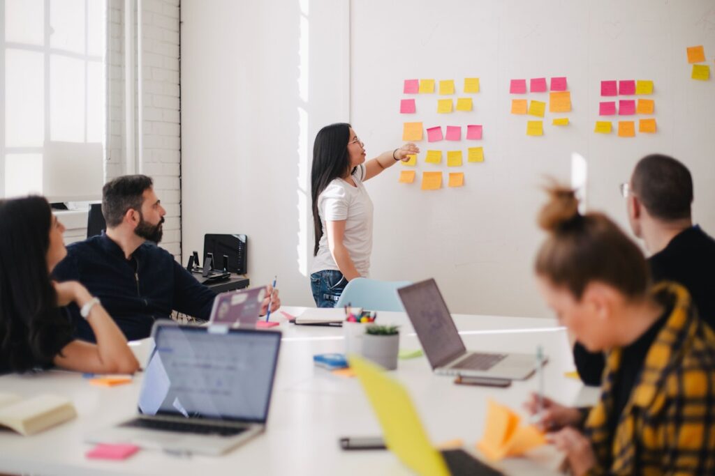 Socios trabajando juntos a distancia