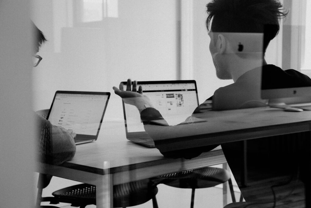 Emprendedores internacionales usando una app móvil