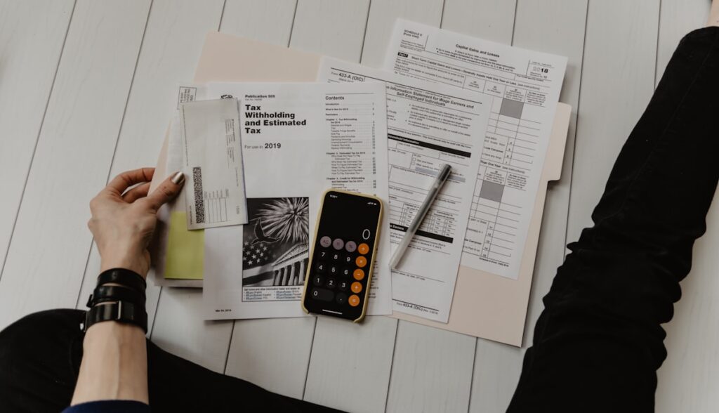 Persona revisando pagos y finanzas empresariales