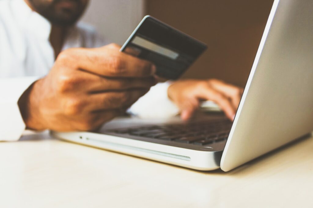 Persona protegiendo información empresarial